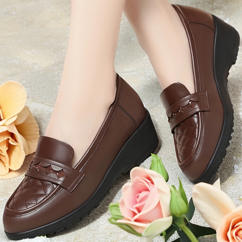 软皮软底单鞋妈妈鞋皮鞋宽脚中跟坡跟防滑大码女鞋春秋不累脚鞋子