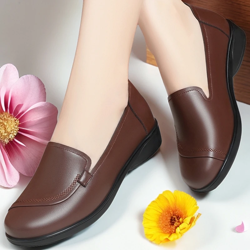 舒适软底妈妈鞋皮鞋女中老年防滑平底单鞋百搭春秋款不累脚女士鞋