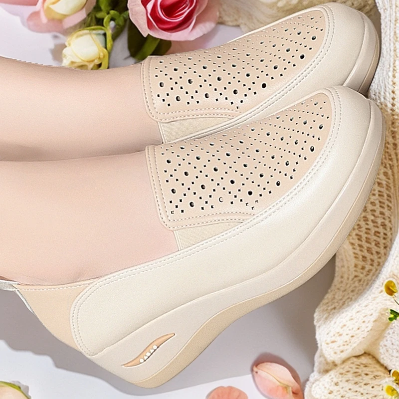 时尚舒适皮鞋春秋镂空单鞋老人鞋中老年坡跟软皮软底不累脚女皮鞋