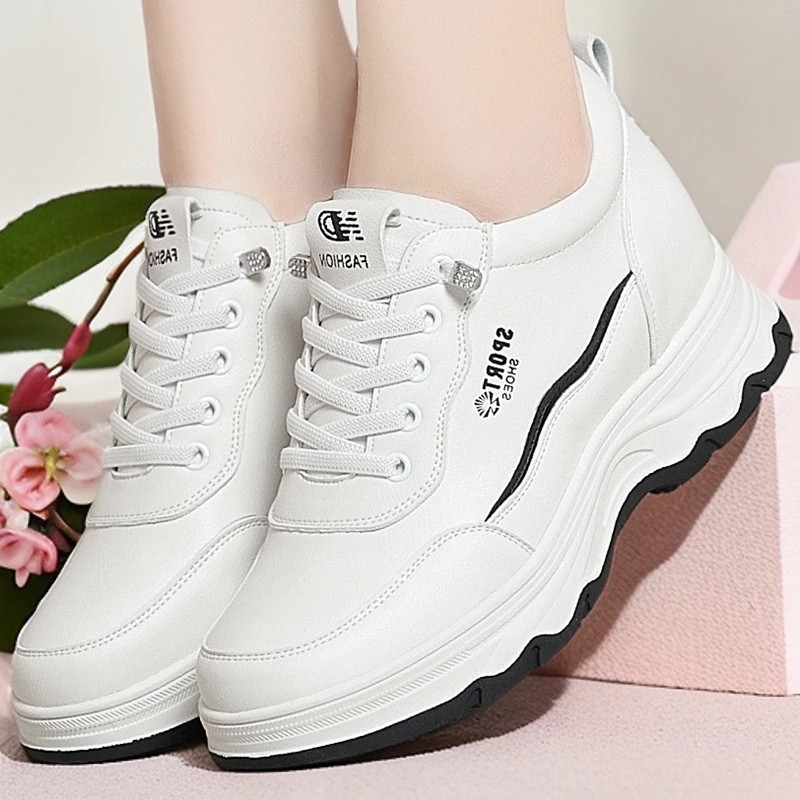 防滑软底妈妈鞋洋气厚底舒适运动鞋休闲新款女士皮鞋女出门旅游鞋