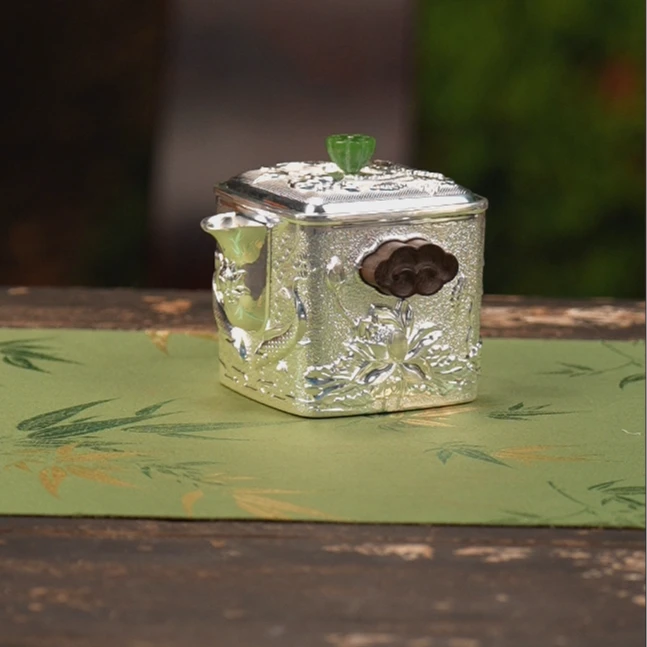 清货-浮雕纹999荷潭夜色双鱼戏水绿石顶手抓壶泡茶会客家用银壶