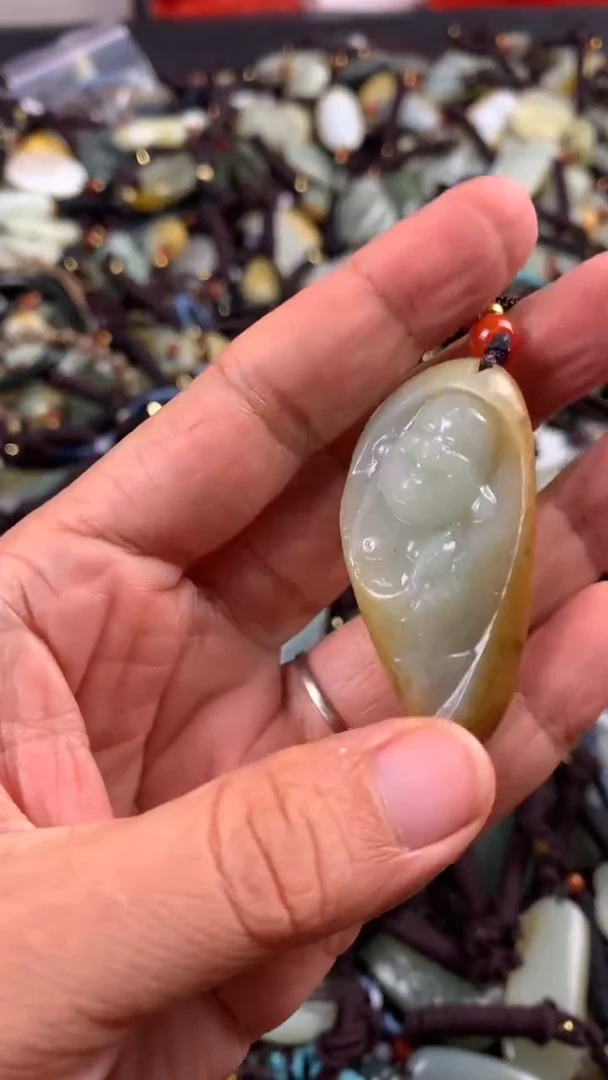 【闪购商品】和田玉颈饰未镶嵌多样性发货没有证书，拍一发一.有瑕