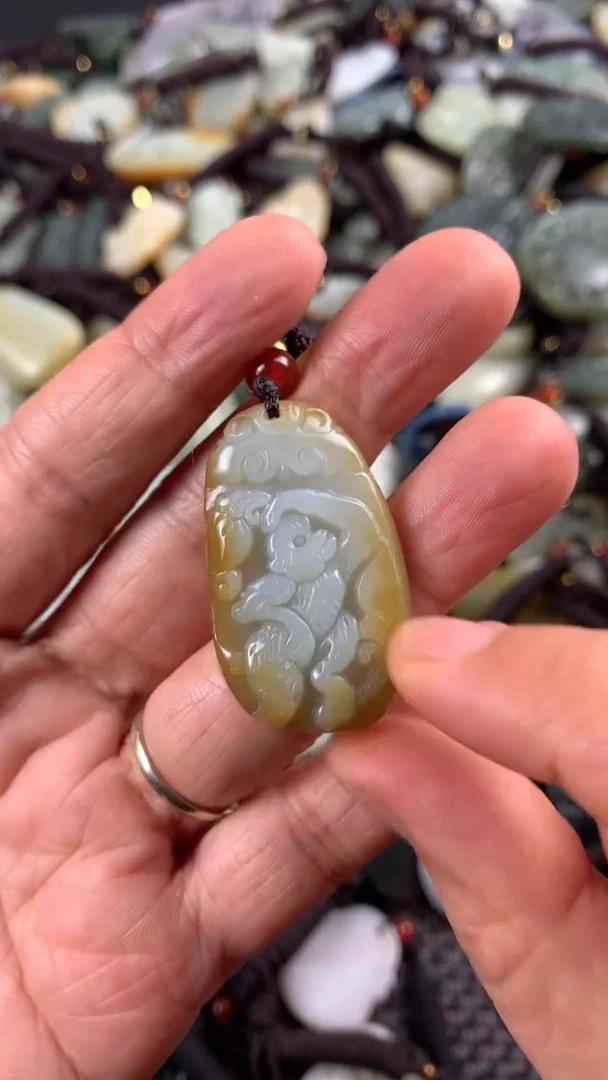 【闪购商品】和田玉颈饰未镶嵌多样性发货没有证书，拍一发一.有瑕