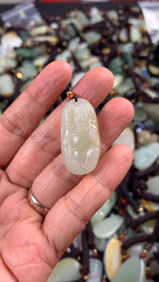 【闪购商品】和田玉颈饰未镶嵌多样性发货没有证书，拍一发一.有瑕