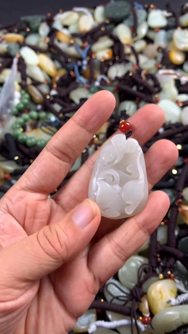 【闪购商品】和田玉颈饰未镶嵌多样性发货没有证书，拍一发一.有瑕