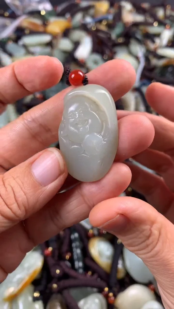 【闪购商品】和田玉颈饰未镶嵌多样性发货没有证书，拍一发一.有瑕