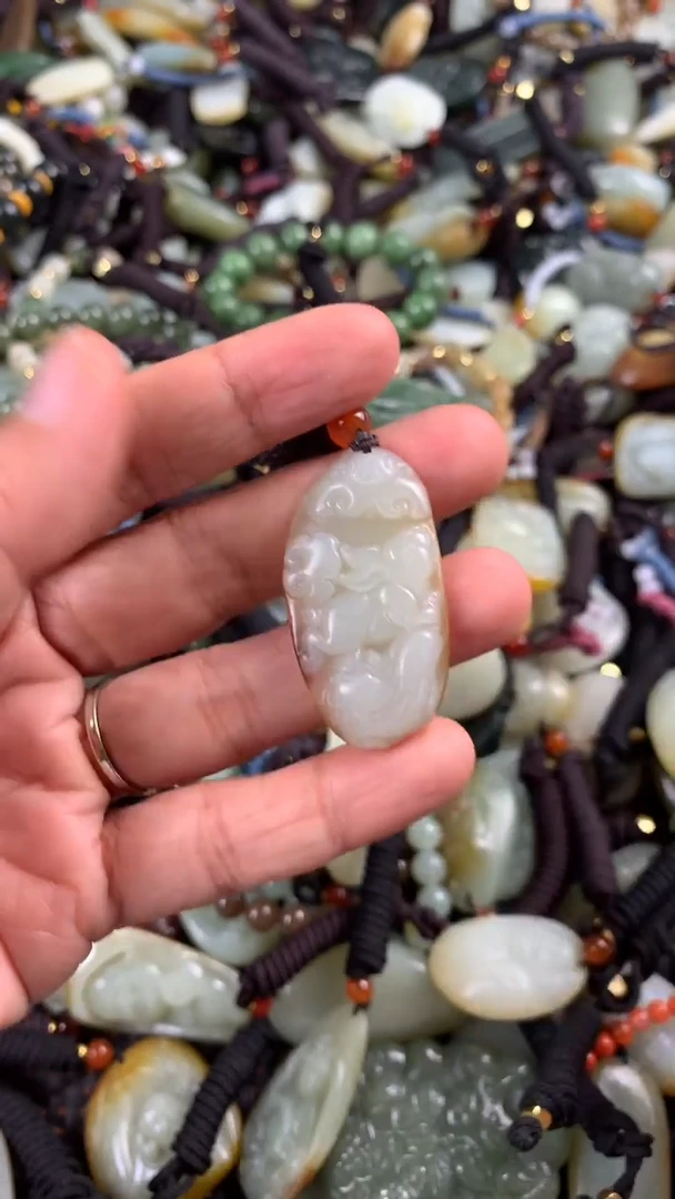 【闪购商品】和田玉颈饰未镶嵌多样性发货没有证书，拍一发一.有瑕