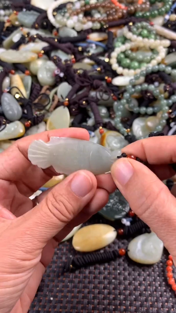 【闪购商品】和田玉颈饰未镶嵌多样性发货没有证书，拍一发一.有瑕