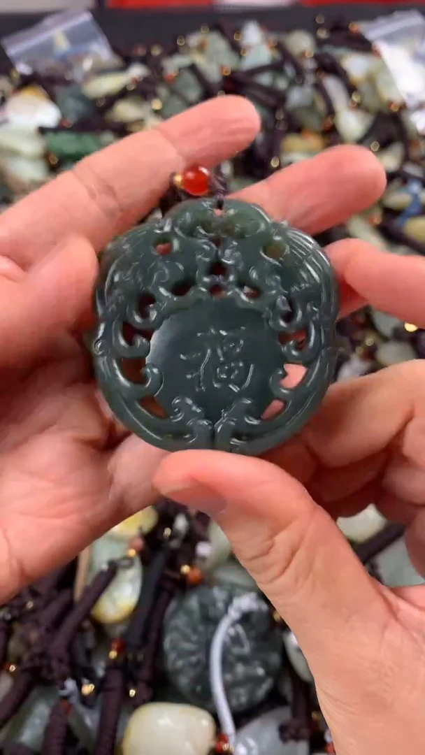 【闪购商品】和田玉颈饰未镶嵌多样性发货没有证书，拍一发一.有瑕