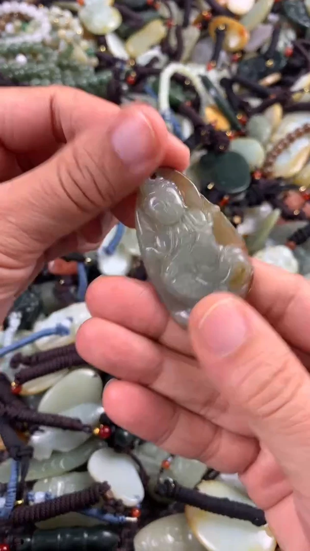 【闪购商品】和田玉颈饰未镶嵌多样性发货没有证书，拍一发一.有瑕