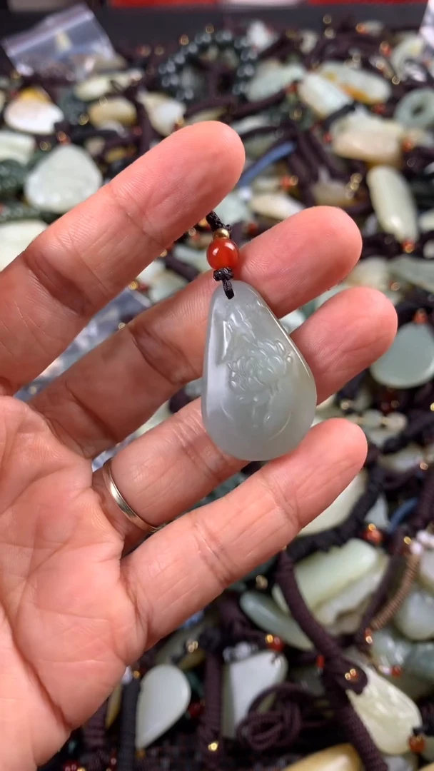 【闪购商品】和田玉颈饰未镶嵌多样性发货没有证书，拍一发一.有瑕