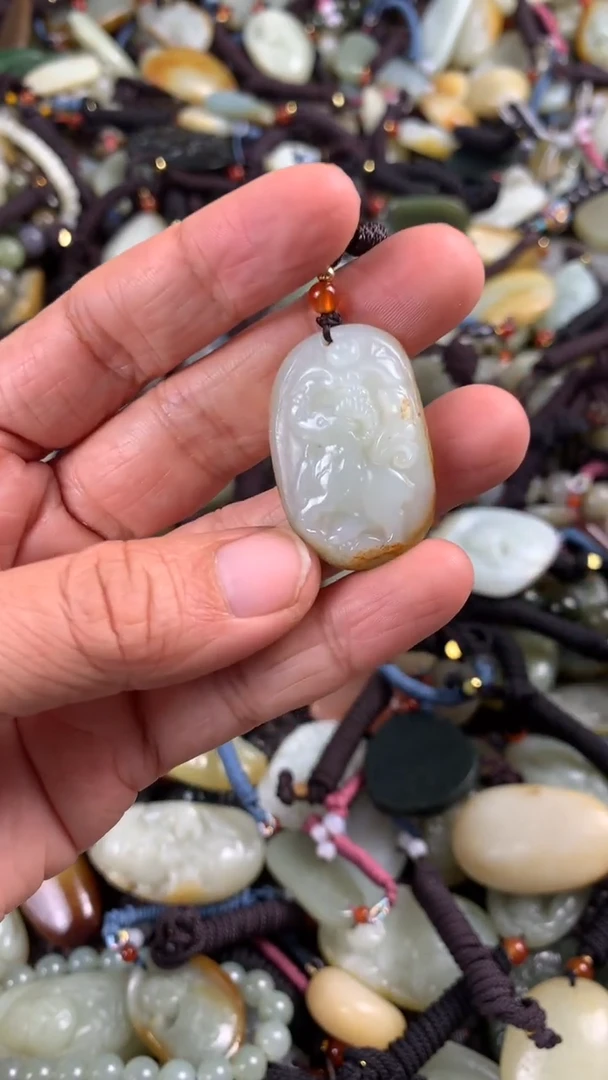 【闪购商品】和田玉颈饰未镶嵌多样性发货没有证书，拍一发一.有瑕