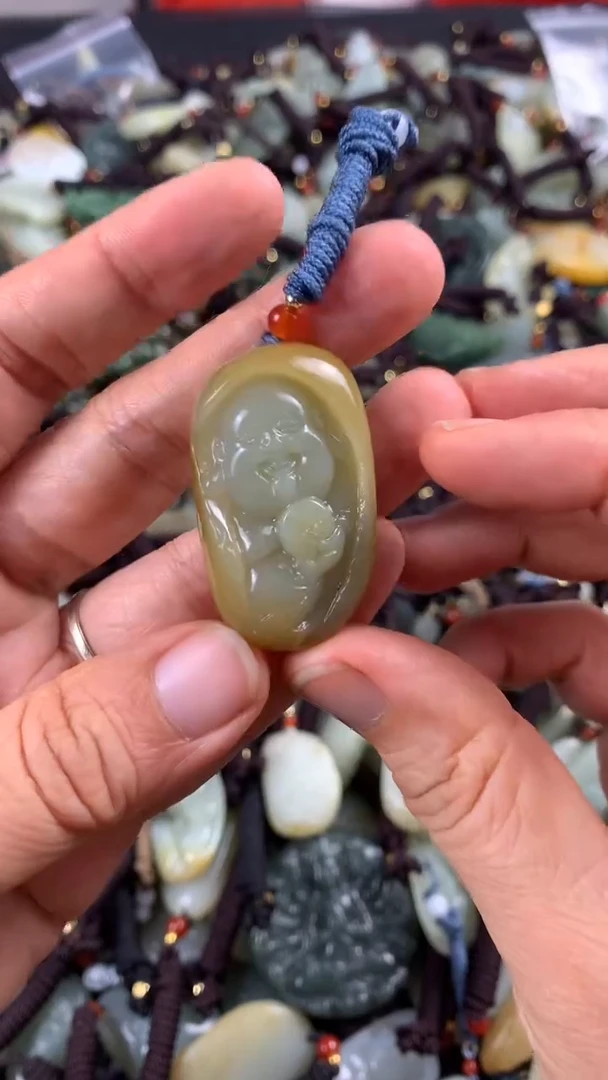 【闪购商品】和田玉颈饰未镶嵌多样性发货没有证书，拍一发一.有瑕