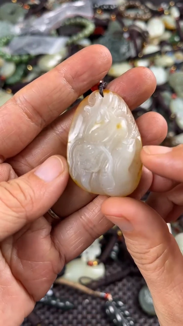 【闪购商品】和田玉颈饰未镶嵌多样性发货没有证书，拍一发一.有瑕