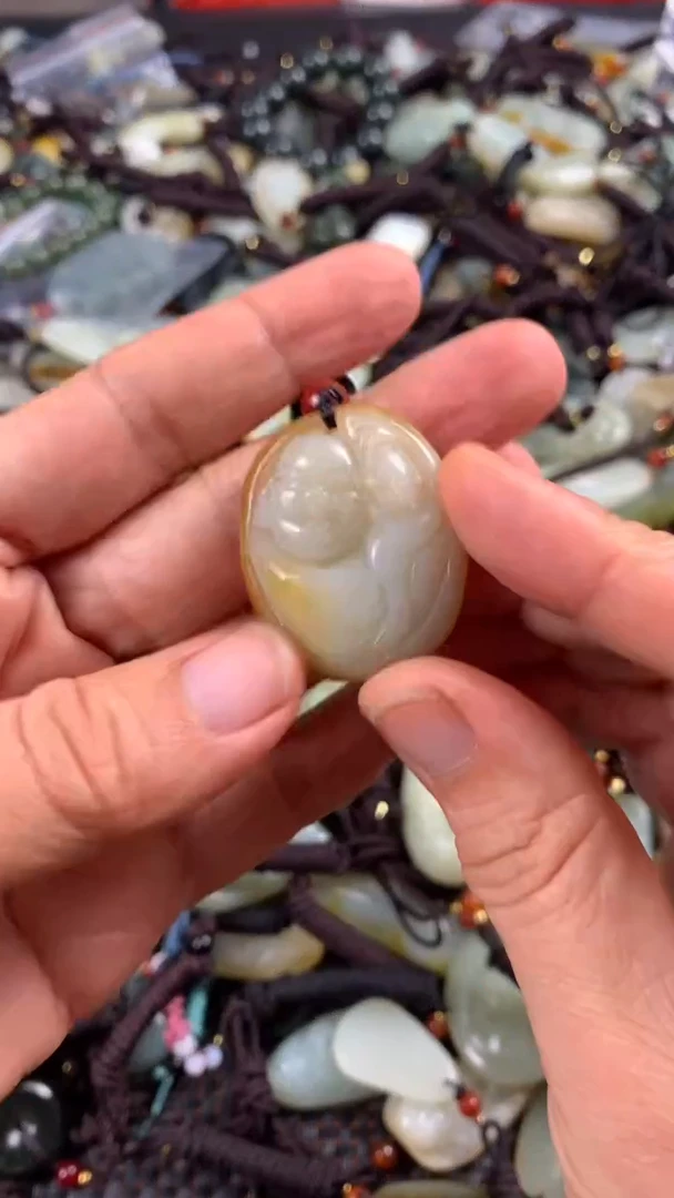 【闪购商品】和田玉颈饰未镶嵌多样性发货没有证书，拍一发一.有瑕