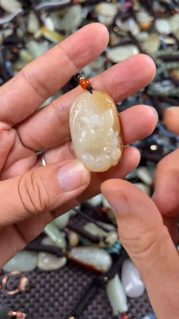 【闪购商品】和田玉颈饰未镶嵌多样性发货没有证书，拍一发一.有瑕