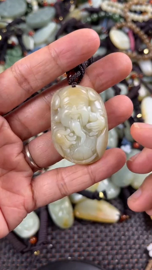 【闪购商品】和田玉颈饰未镶嵌多样性发货没有证书，拍一发一.有瑕