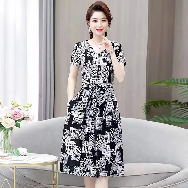 时尚连衣裙女2024新款女装夏季短袖高档遮肉显瘦收腰妈妈裙子女夏