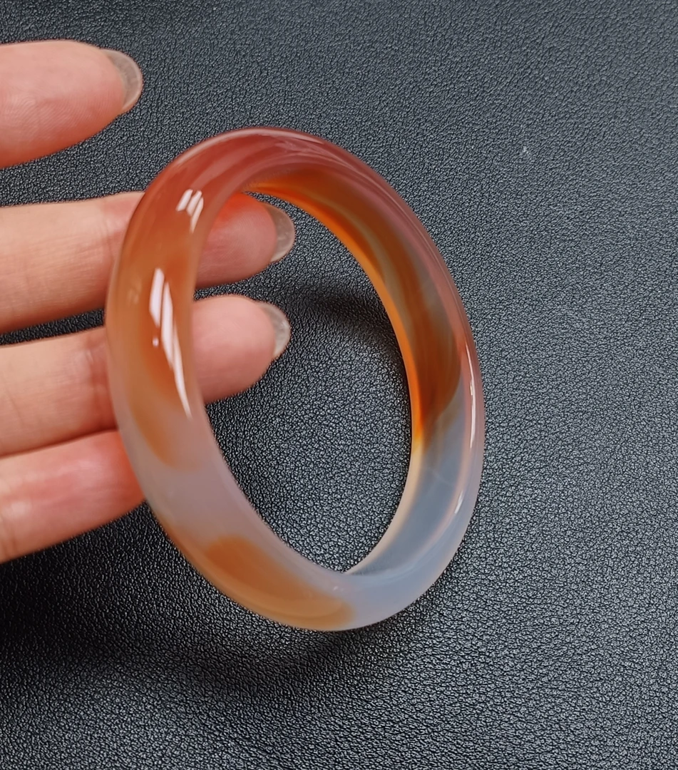 天然无优化玛瑙手镯（尺寸：56.5×12.5×7.3）