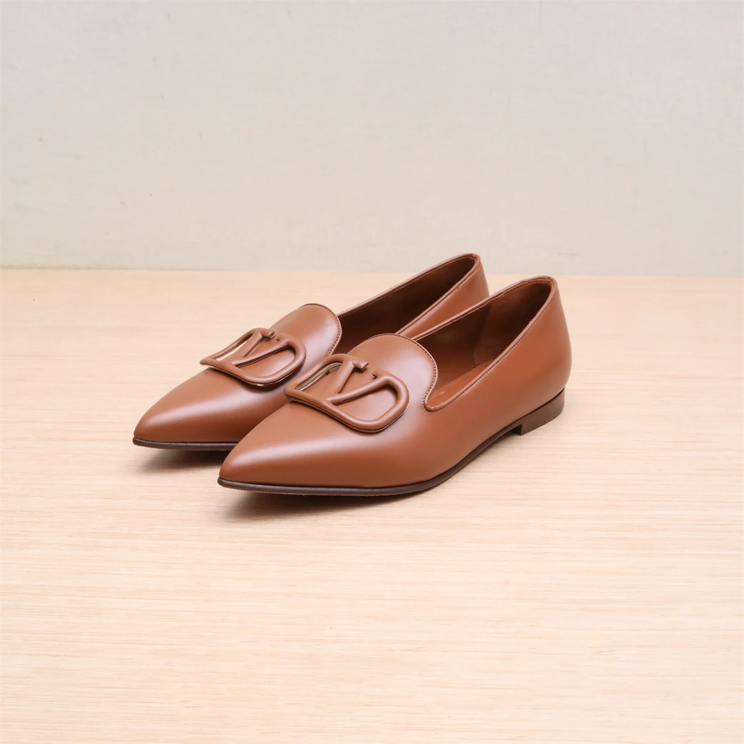 99新 Valentino/华伦天奴 V扣 尖头 平底鞋 35.5码 P224621177