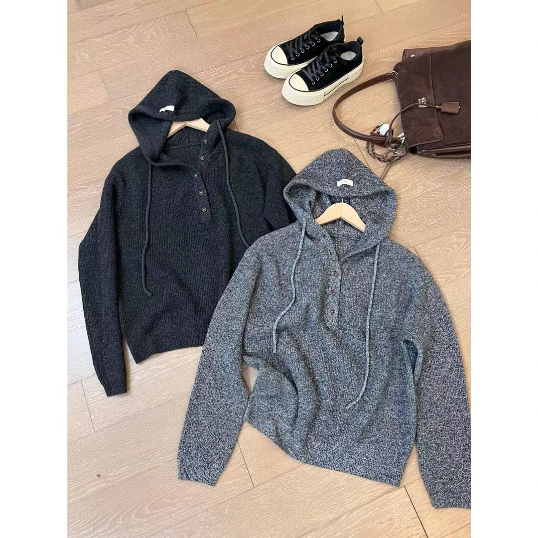 JOJO/玖了个玖 2024秋冬 领口纽扣设计款连帽抽绳针织衫2409B4434