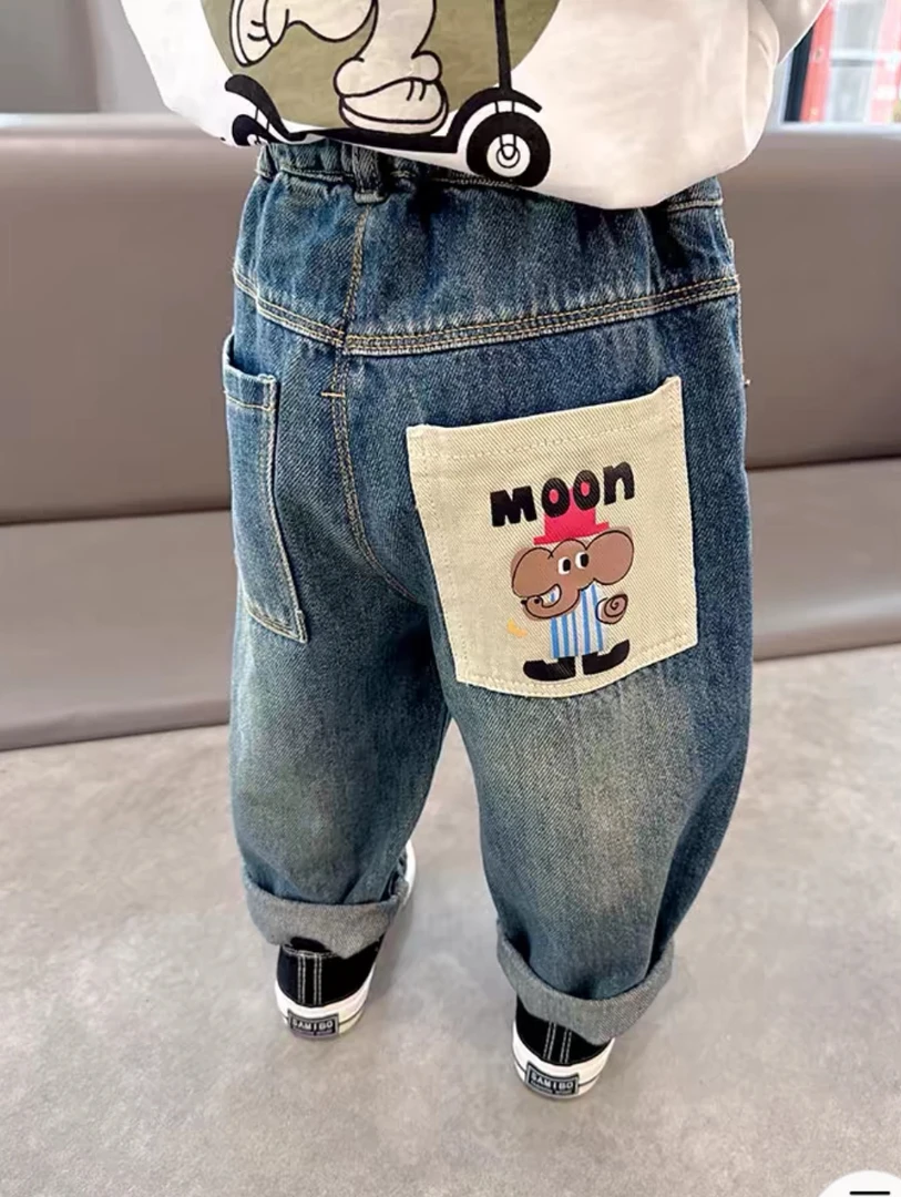 版型超赞~男童卡通口袋软牛仔裤2024秋季新款儿童刺绣百搭长裤潮