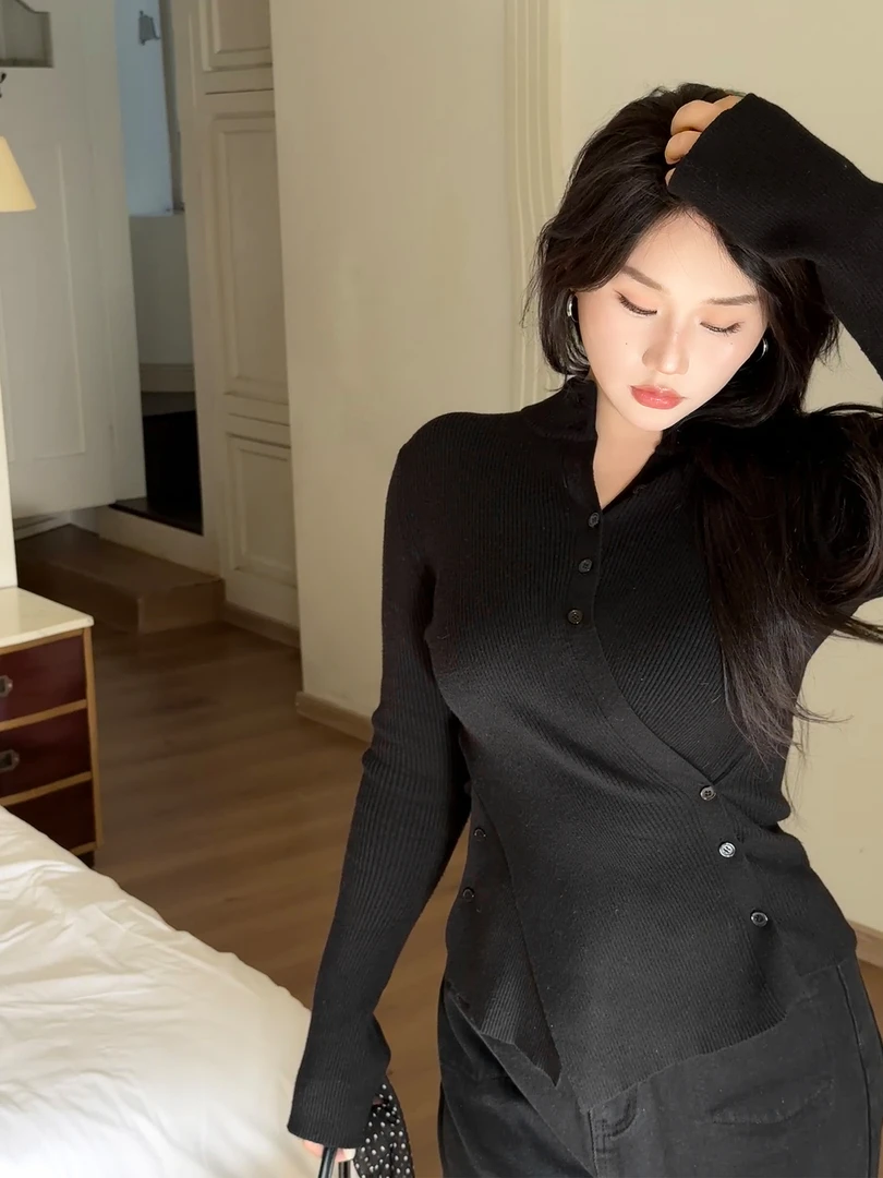 月半鱼【暗藏心机】不规则半高领收腰针织衫秋冬季显瘦设计感上衣