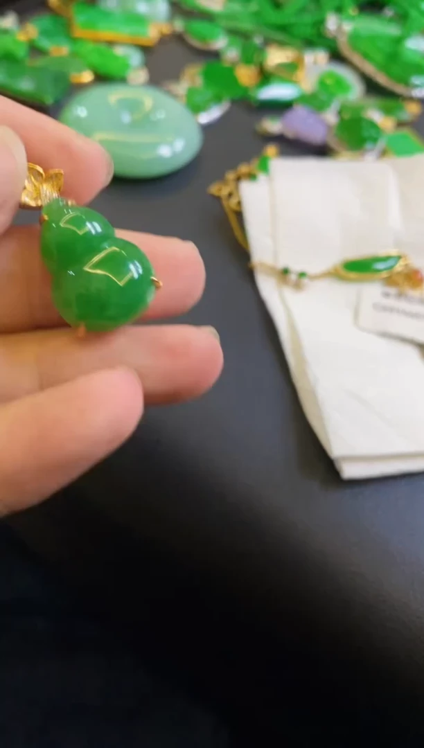 【闪购商品】定制翡翠18K金镶嵌吊坠