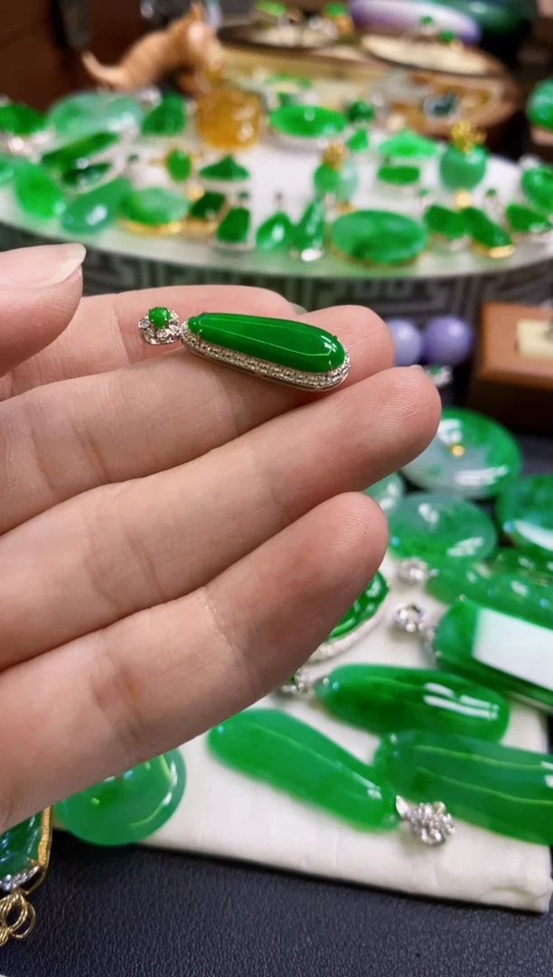 【闪购商品】定制翡翠18K金镶嵌吊坠