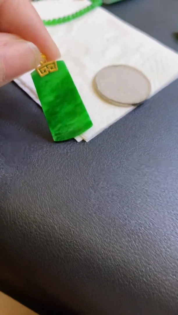 【闪购商品】定制翡翠18K金镶嵌吊坠