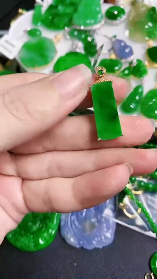 【闪购商品】定制翡翠18K金镶嵌吊坠