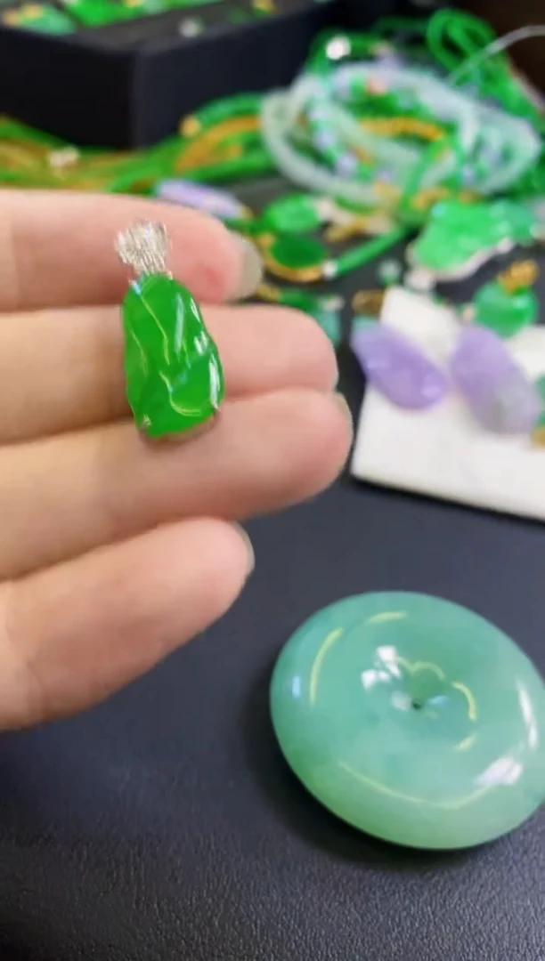 【闪购商品】定制翡翠18K金镶嵌吊坠