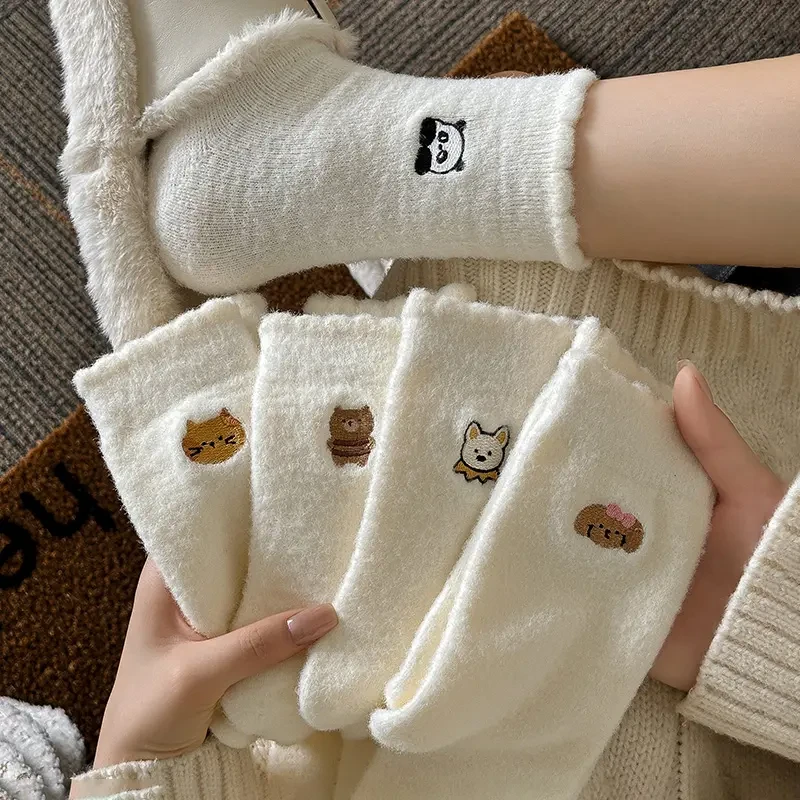 奶白色袜子女冬天加厚保暖中筒袜可爱卡通长筒睡眠月子袜