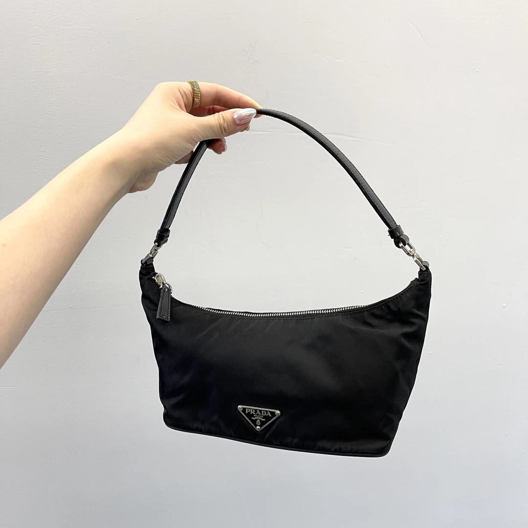 95新 Prada/普拉达 降落伞尼龙牛角单肩腋下女包100201