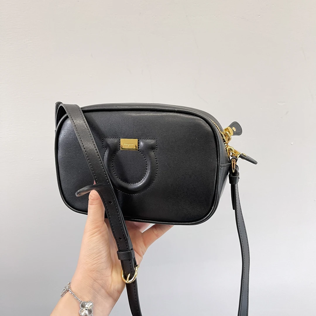 95新 FERRAGAMO/菲拉格慕 黑盒子单肩斜挎包062901