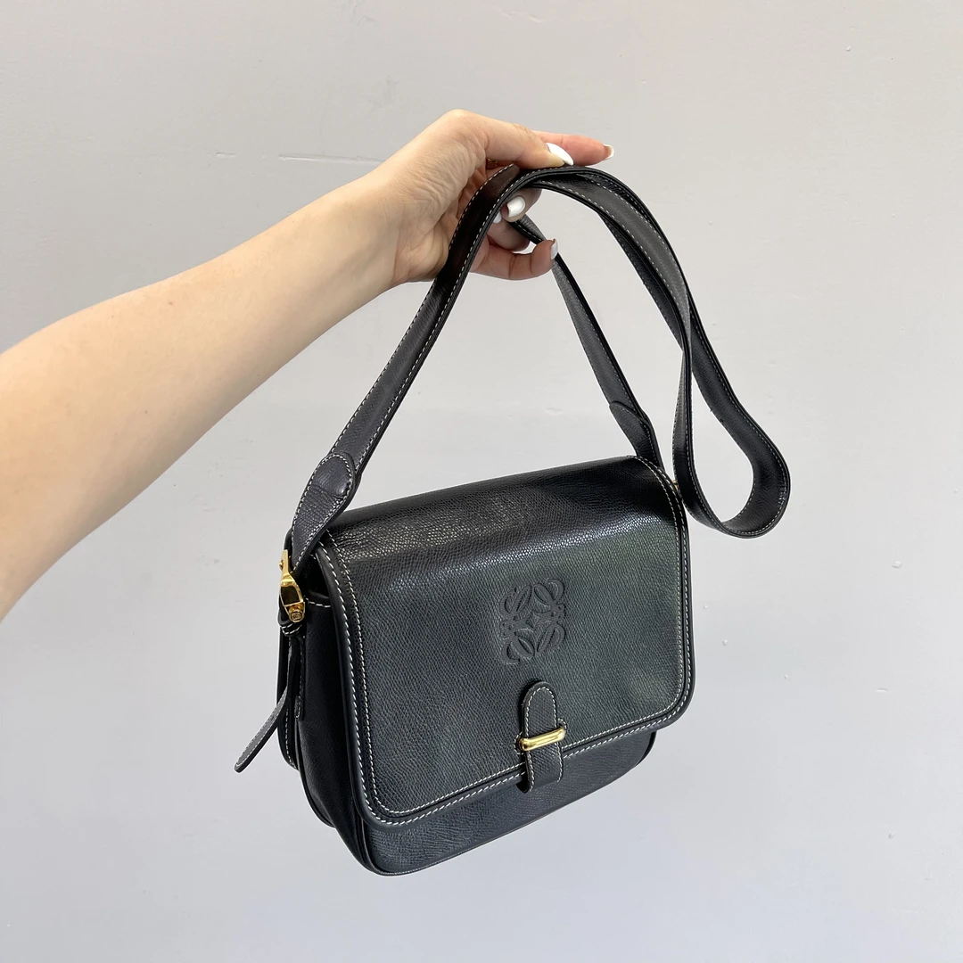 95新 LOEWE/罗意威 黑金斜挎包042613