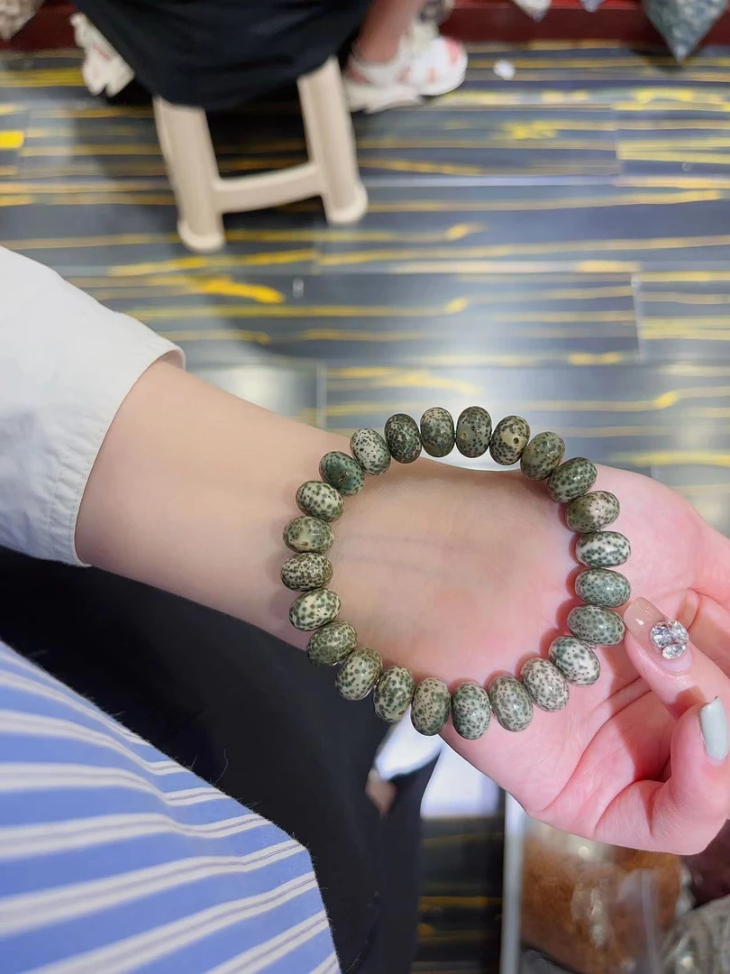 石玉绿星月菩提苹果珠单圈 ，寓意忠贞，智慧，觉悟，尺寸12mmz左右