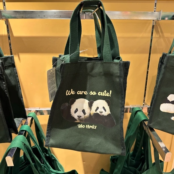 爱宝乐园周边宝家族全家福绿色斜挎包