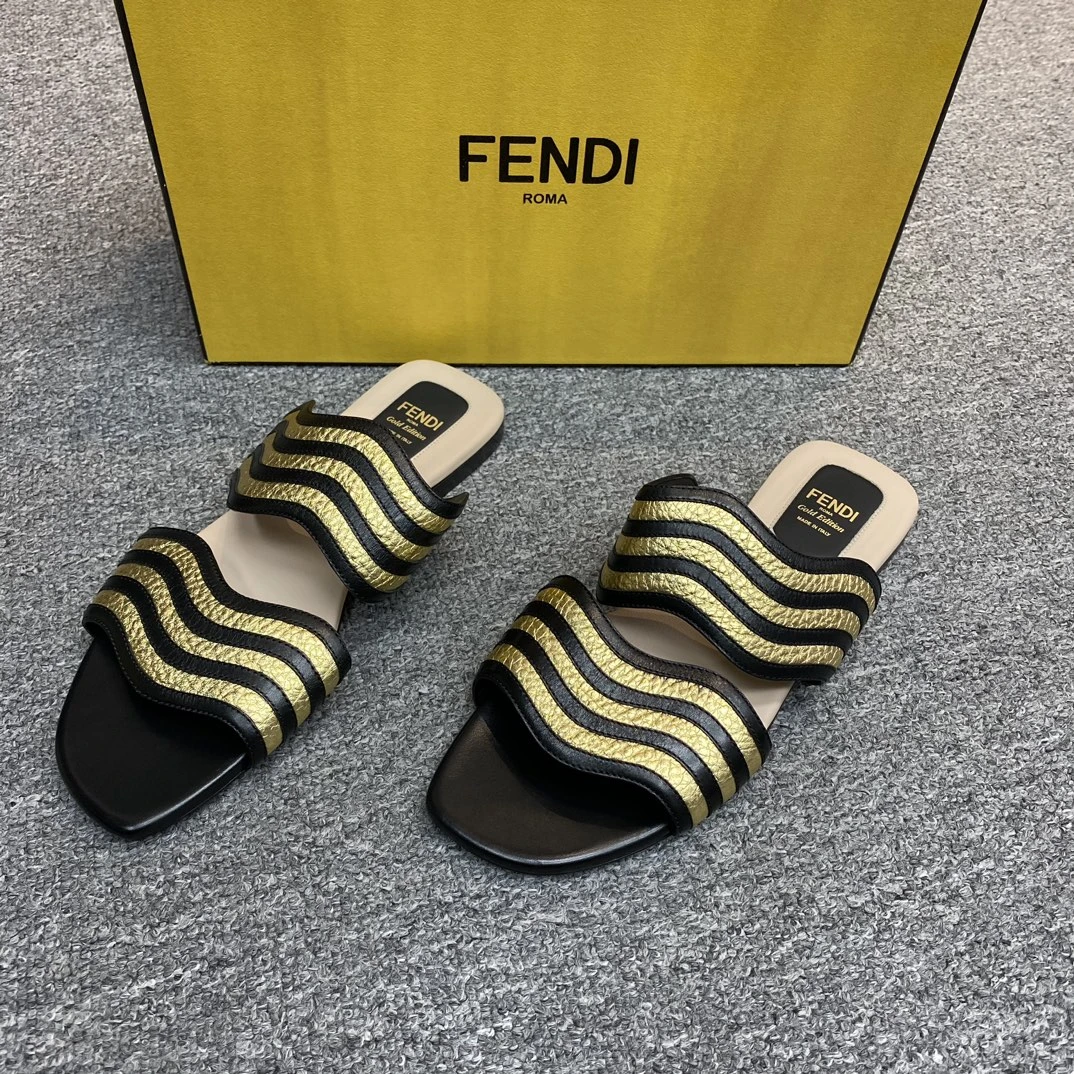 全新未使用 FENDI/芬迪 女士金色波浪皮拖鞋（无鞋盒有尘袋）114498