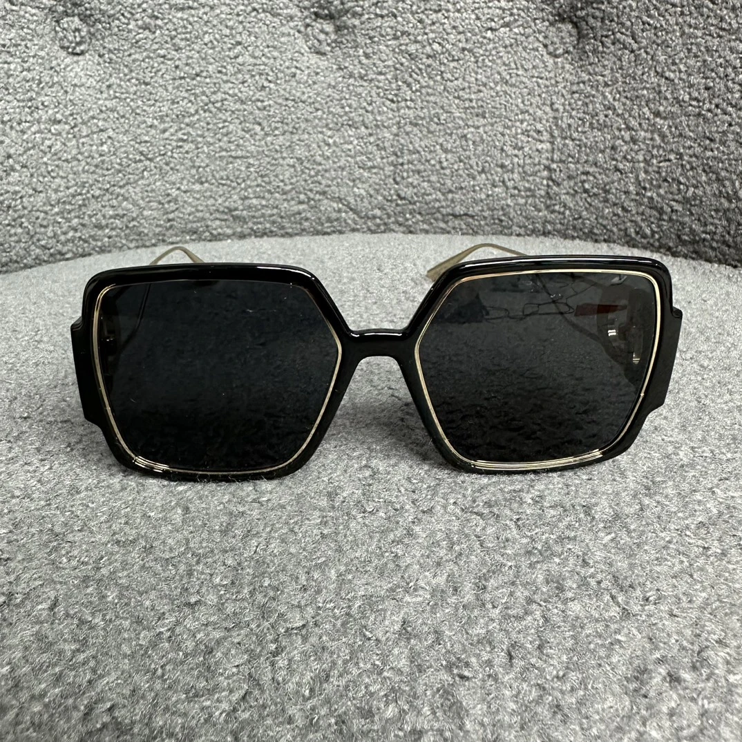 全新未使用 DIOR/迪奥 女士方形深色太阳眼镜镜角大CD潮流 115368