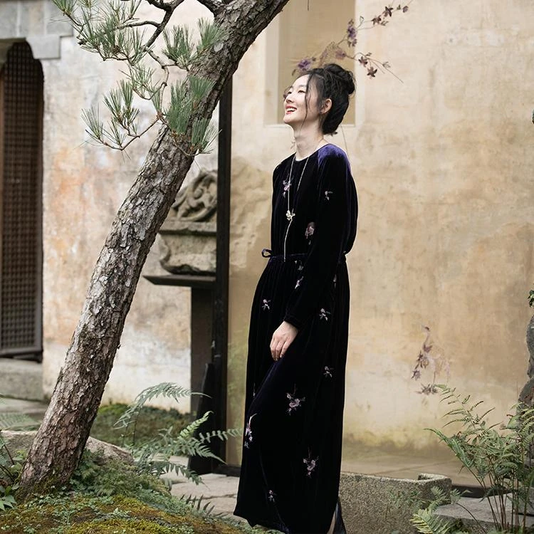 牧衣游原创 匹绣丝绒连衣裙新款圆领宽松东方高端气质长裙 金窗烟