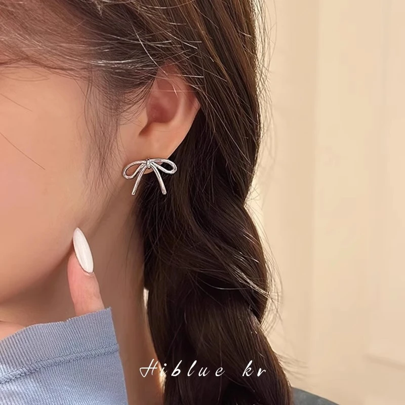 简约甜美蝴蝶结式耳钉乖巧可爱百搭精致轻奢丝带感独特银色耳饰品