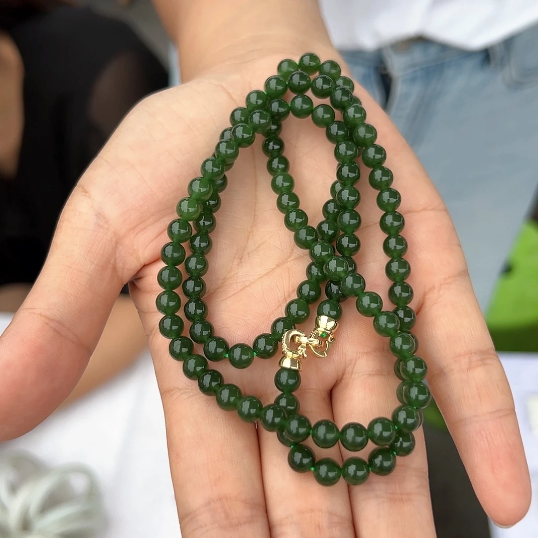 和田玉（碧玉）巨漏妈妈连俄料菠菜绿未镶嵌