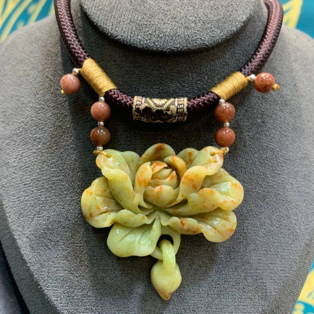 岫玉精品牡丹花吊坠