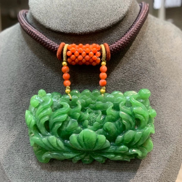 和田玉精品牡丹花吊坠项链