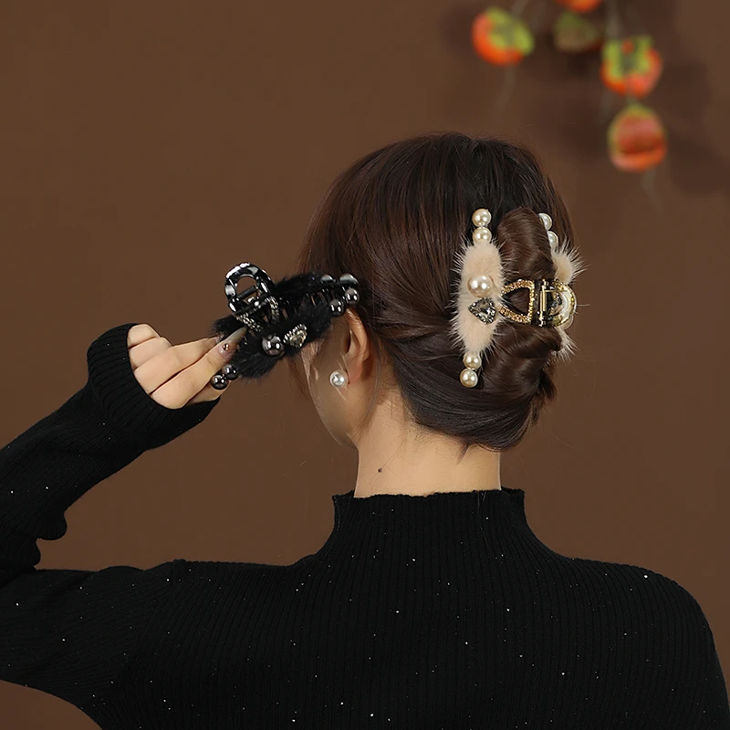 秋冬新款珠珠毛毛抓夹气质轻奢时尚头饰韩版优雅鲨鱼夹女盘发夹