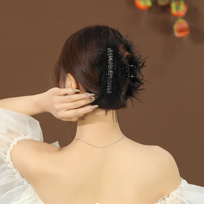 高级感羽毛抓夹女秋冬2023新款毛毛发夹后脑勺鸵鸟毛鲨鱼夹子头饰