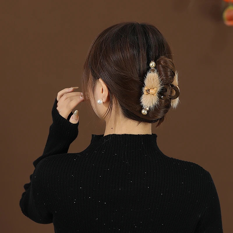 光面小熊毛绒抓夹女2023新款高级感毛毛鲨鱼夹秋冬款夹子头饰发夹