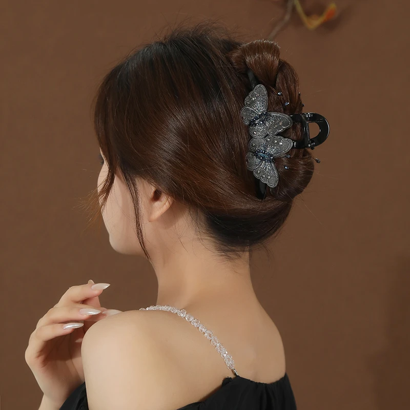 新中式手工刺绣蝴蝶抓夹2025年新款优雅水钻发夹后脑勺大号鲨鱼夹