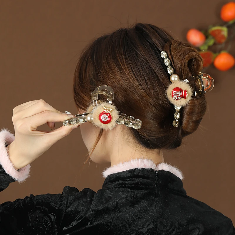 新年款毛毛水钻红色福袋抓夹气质女后脑勺百搭夹子简约可爱鲨鱼夹